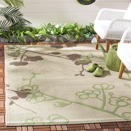 SAFAVIEH Courtyard Christian Floral Indoor/Outdoor Area Rug, 5'3" x 7'7", Natural/Olive